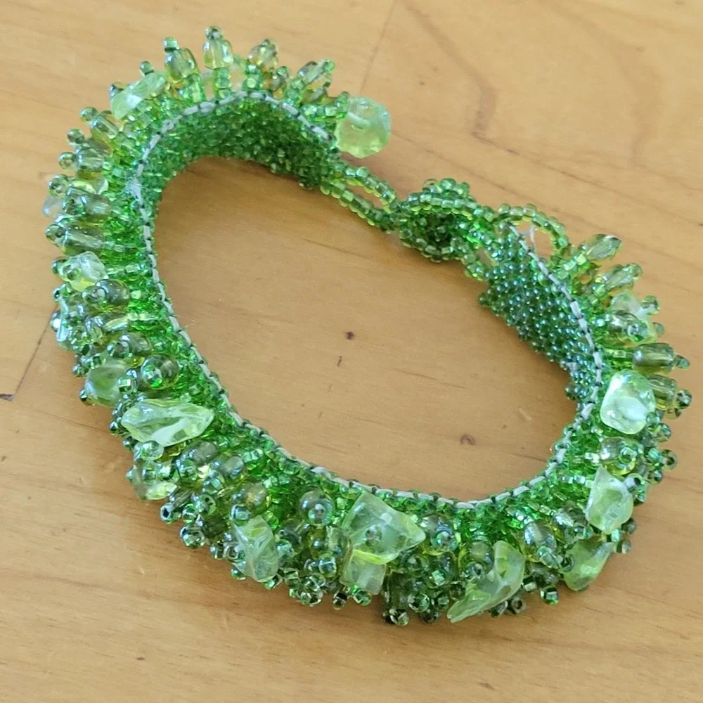 Green Seed Bead Cluster Stretch Bracelet Chip Fringe Boho 2.5 Inch 29g